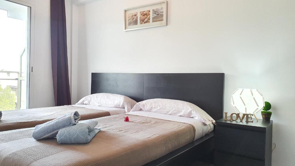 Posteľ alebo postele v izbe v ubytovaní ADAM's FLAT CORAZON DE SALOU