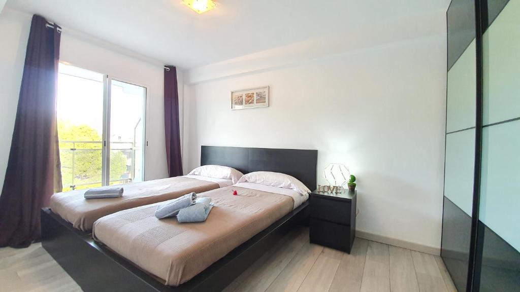 Posteľ alebo postele v izbe v ubytovaní ADAM's FLAT CORAZON DE SALOU