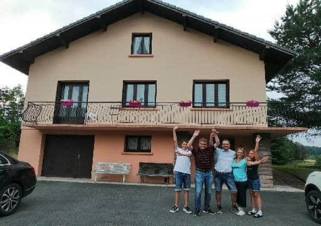 eine Gruppe von Menschen, die vor einem Haus stehen in der Unterkunft Les Vosges ça vous tente ? in Saint-Nabord