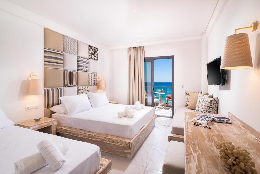 Postel nebo postele na pokoji v ubytování Acron Suites