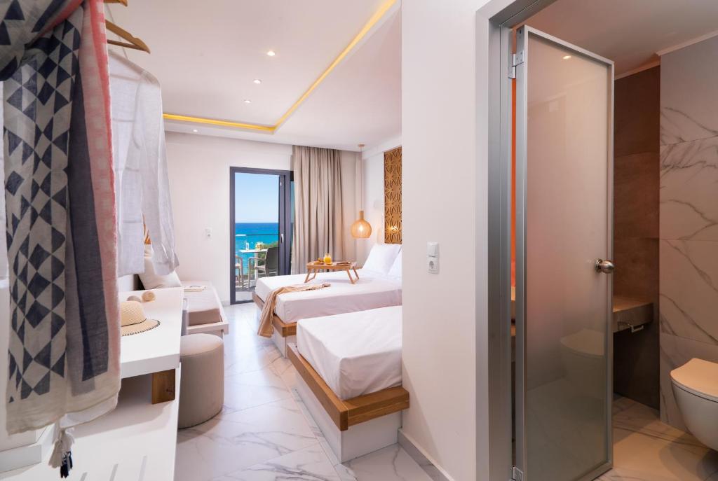 Postel nebo postele na pokoji v ubytování Acron Suites