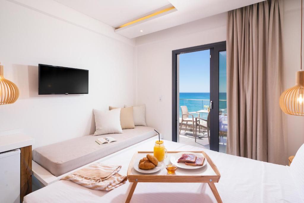 Postel nebo postele na pokoji v ubytování Acron Suites