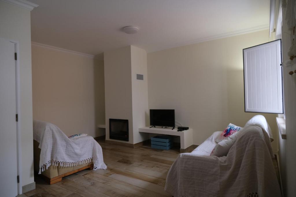 TV a/nebo společenská místnost v ubytování Pé na Areia, Alojamento Local