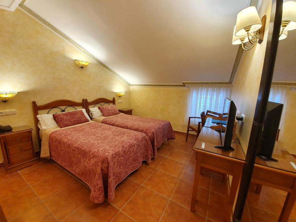 Cama o camas de una habitación en Abadía Burgos Camino Santiago