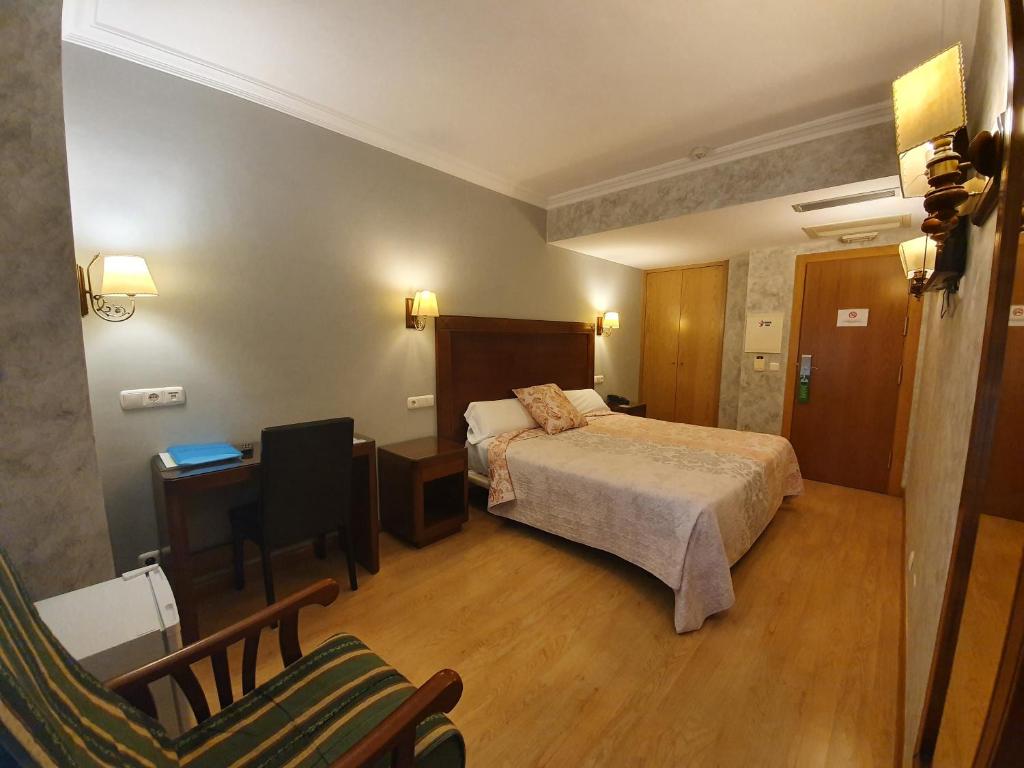 Cama o camas de una habitación en Abadía Burgos Camino Santiago