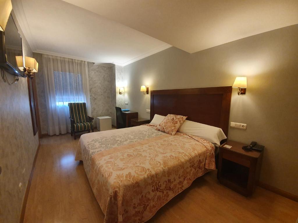 Cama o camas de una habitación en Abadía Burgos Camino Santiago