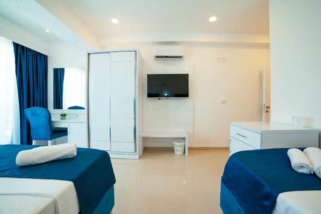 TV a/nebo společenská místnost v ubytování Hotel Ambiente Ulcinj