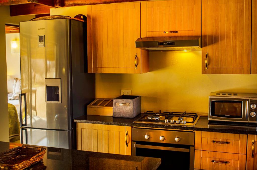 Köök või kööginurk majutusasutuses Tshikwalo Game Lodge
