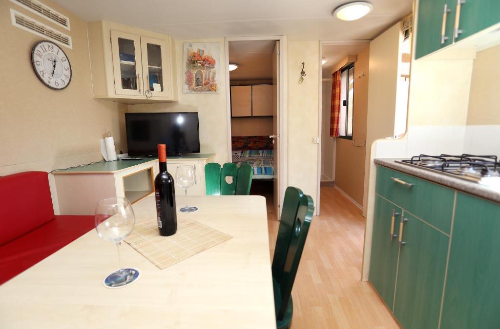 Kuchyňa alebo kuchynka v ubytovaní Olive garden Trogir - mobil home