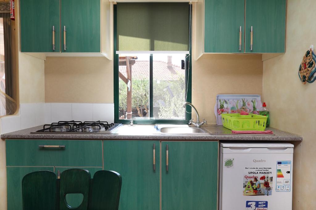 Kuchyňa alebo kuchynka v ubytovaní Olive garden Trogir - mobil home