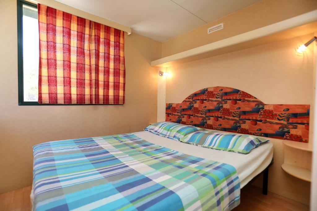 Posteľ alebo postele v izbe v ubytovaní Olive garden Trogir - mobil home