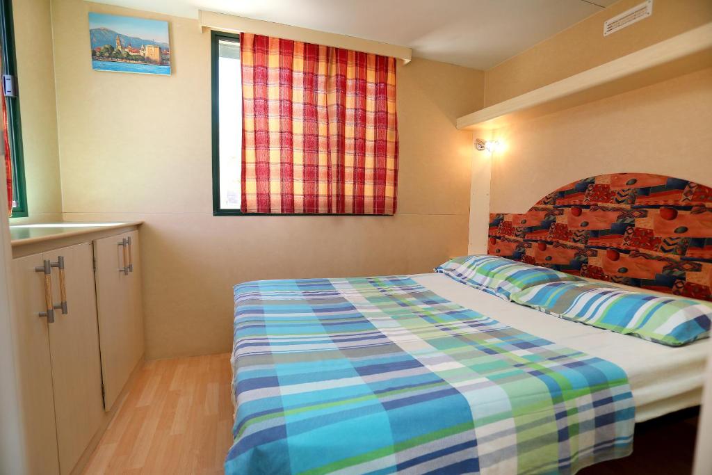 Posteľ alebo postele v izbe v ubytovaní Olive garden Trogir - mobil home