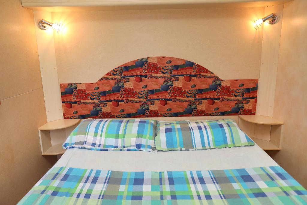 Posteľ alebo postele v izbe v ubytovaní Olive garden Trogir - mobil home