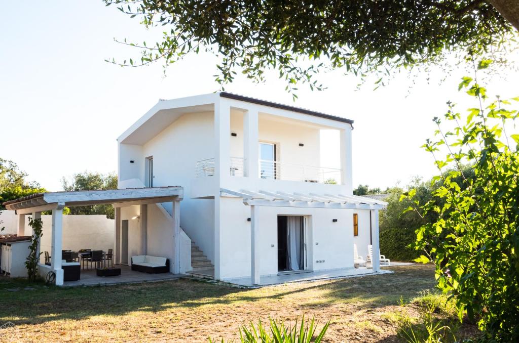 Casa blanca con porche en un patio en Villetta Bianca - Klodge en Olbia