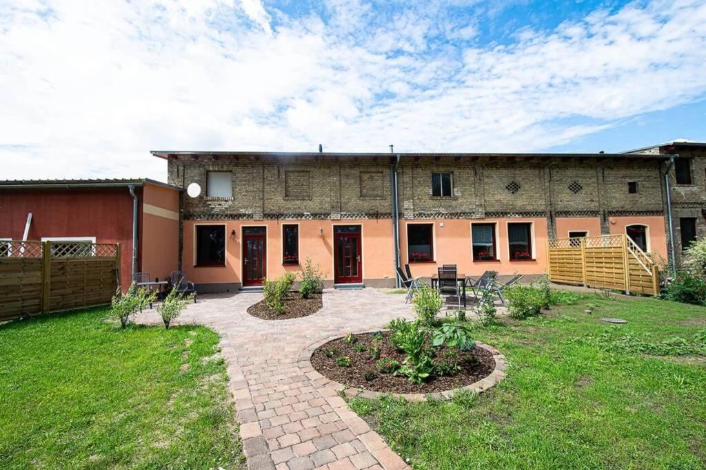 un grande edificio con patio e cortile di Ferienhaus mit Terrasse und Garten in Wandlitz a Wandlitz