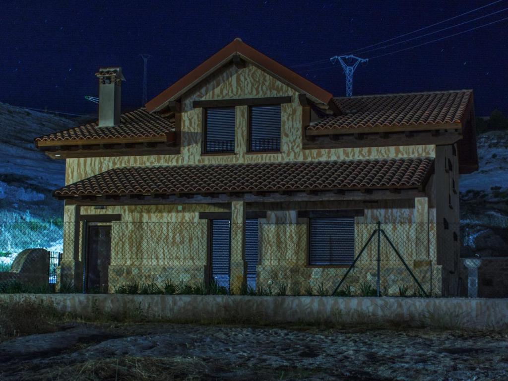 Una casa de noche con un cielo estrellado en Casa Rural Consuelo, en Torralba