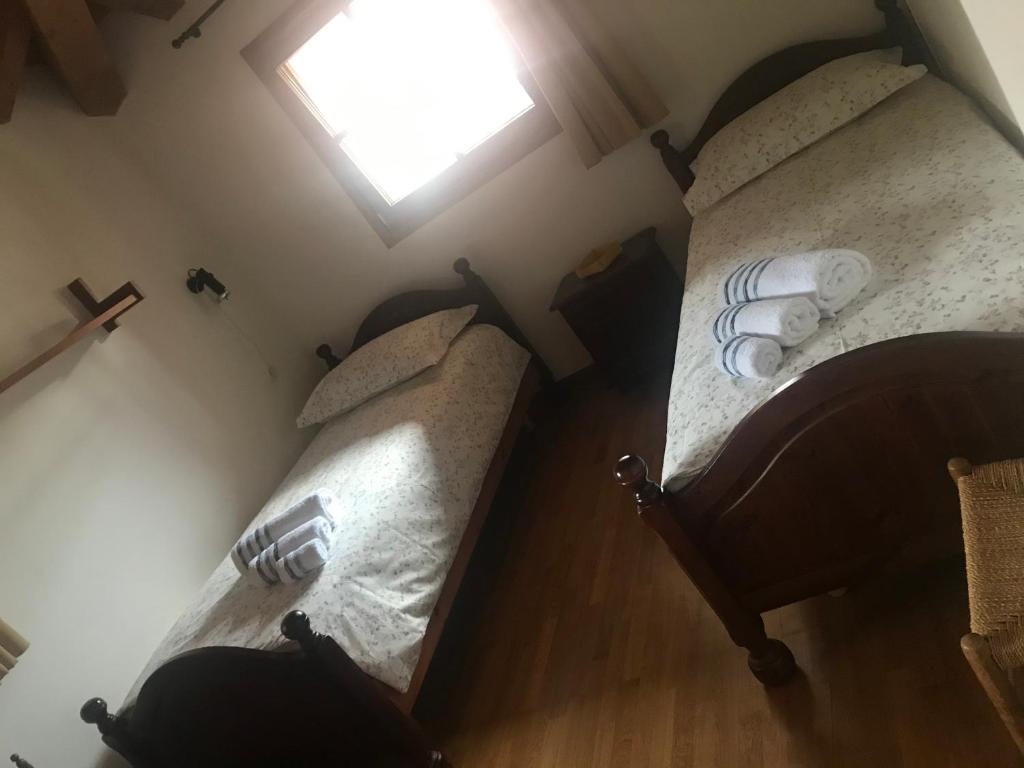 Łóżko lub łóżka w pokoju w obiekcie Casa del Balcone Fiorito