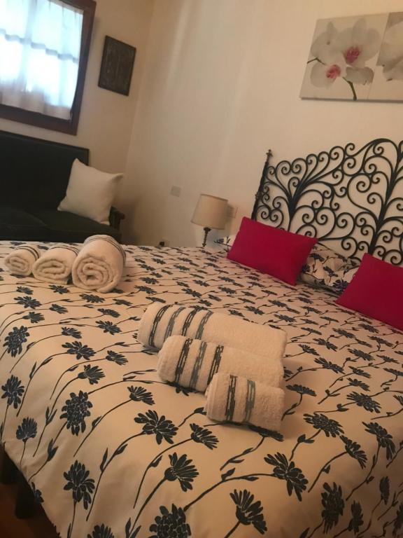 Łóżko lub łóżka w pokoju w obiekcie Casa del Balcone Fiorito
