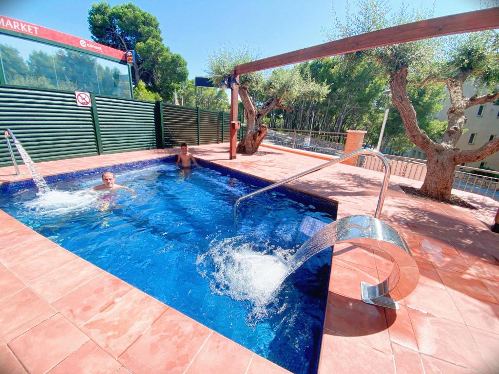 Bazén v ubytování Aparthotel SunClub Salou nebo v jeho okolí