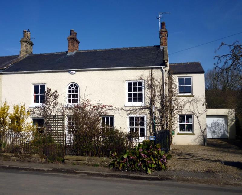 ein weißes Haus mit schwarzem Dach in der Unterkunft Mickley Bed and Breakfast in Mickley