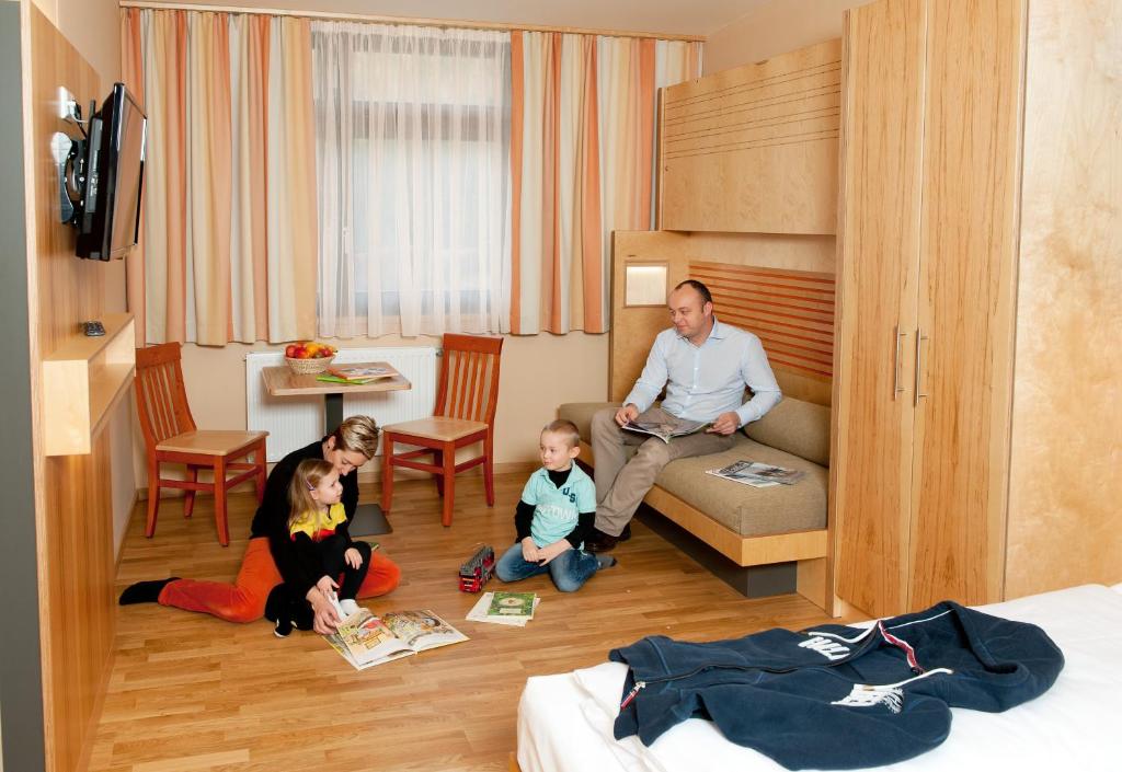 TV a/nebo společenská místnost v ubytování JUFA Hotel Grünau im Almtal