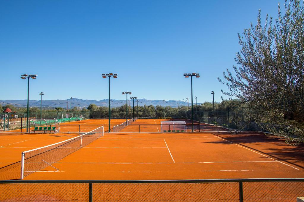 Tenis a/nebo squash v ubytování Mystras Grand Palace Resort & Spa nebo okolí