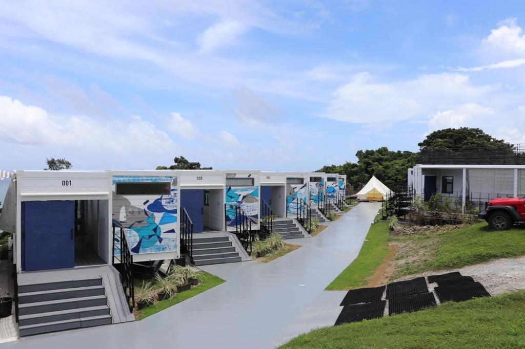 une rangée de mobile homes garés en une rangée dans l'établissement GLORY ISLAND OKINAWA Yabusachi Resort, à Nanjō