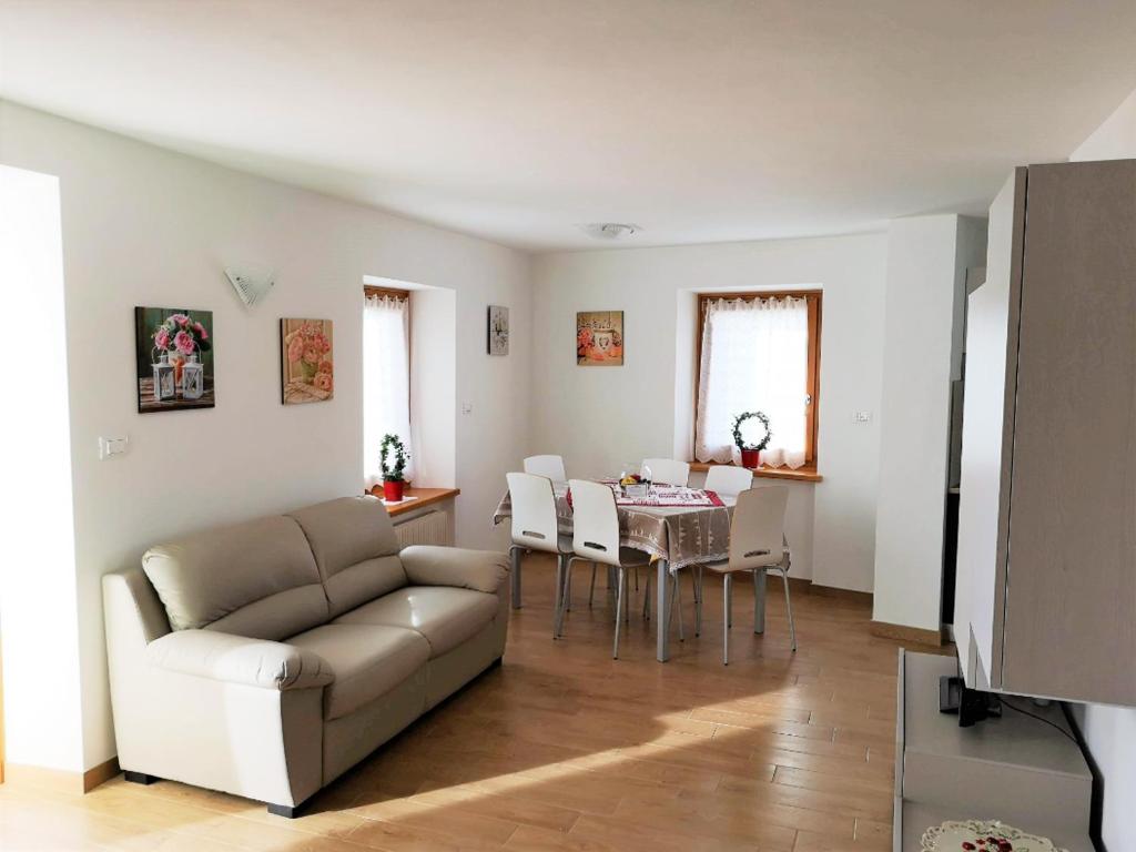 sala de estar con sofá y mesa en Appartamento Rosina, per 4/6 persone. In centro, en Coredo