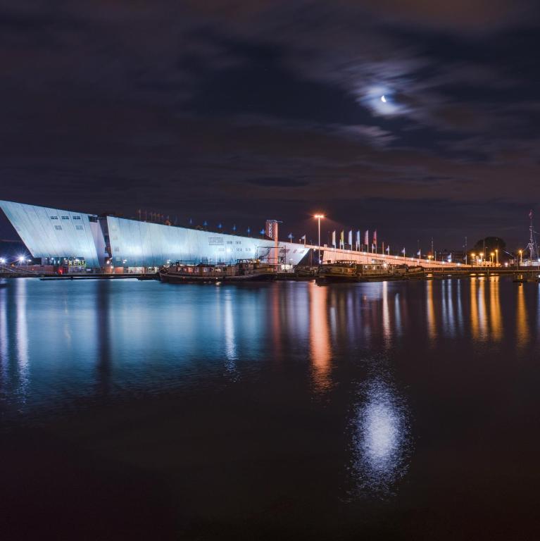 Výhled na řeku, která protéká v blízkosti ubytování na lodi