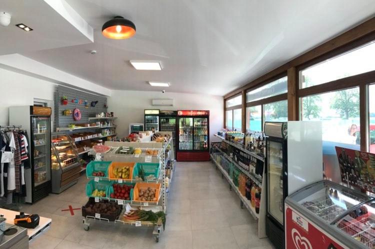Supermarket nebo jiné obchody v  kempu nebo okolí