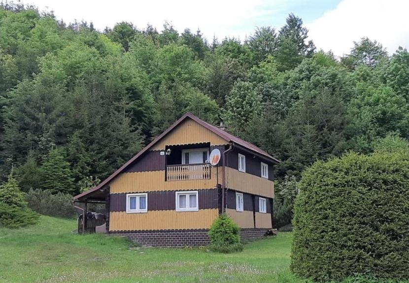 uma casa no meio de um campo com árvores em Fleurs de Mýto em Mýto pod Ďumbierom