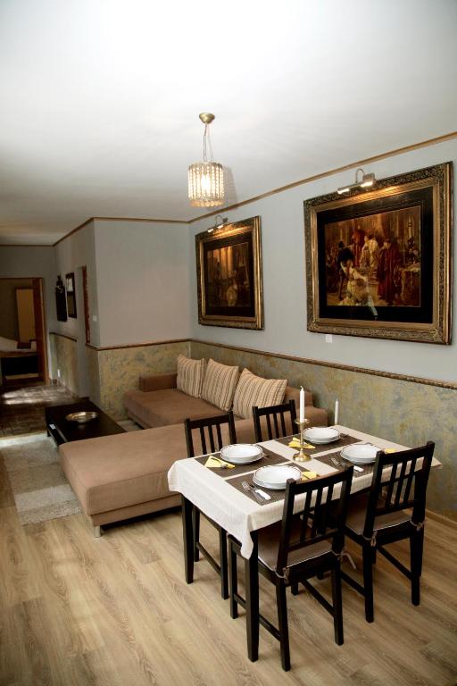 a living room with a table and a couch at Vintage Apartment - Ultracentral, 2 dormitoare in Sighişoara