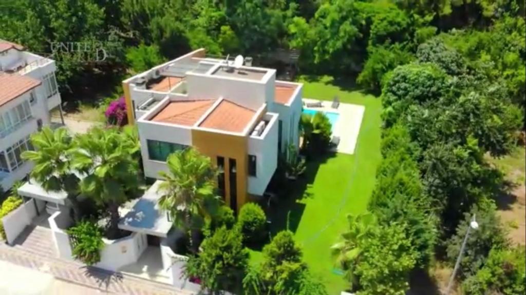 an aerial view of a house with a yard at Villa Diva in Kemer