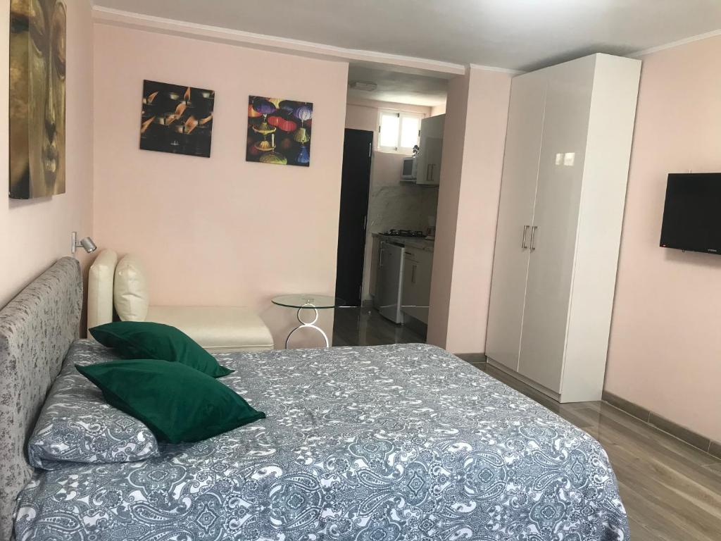 1 dormitorio con 1 cama con almohadas verdes en Apartment in Olympia, en Playa de las Américas