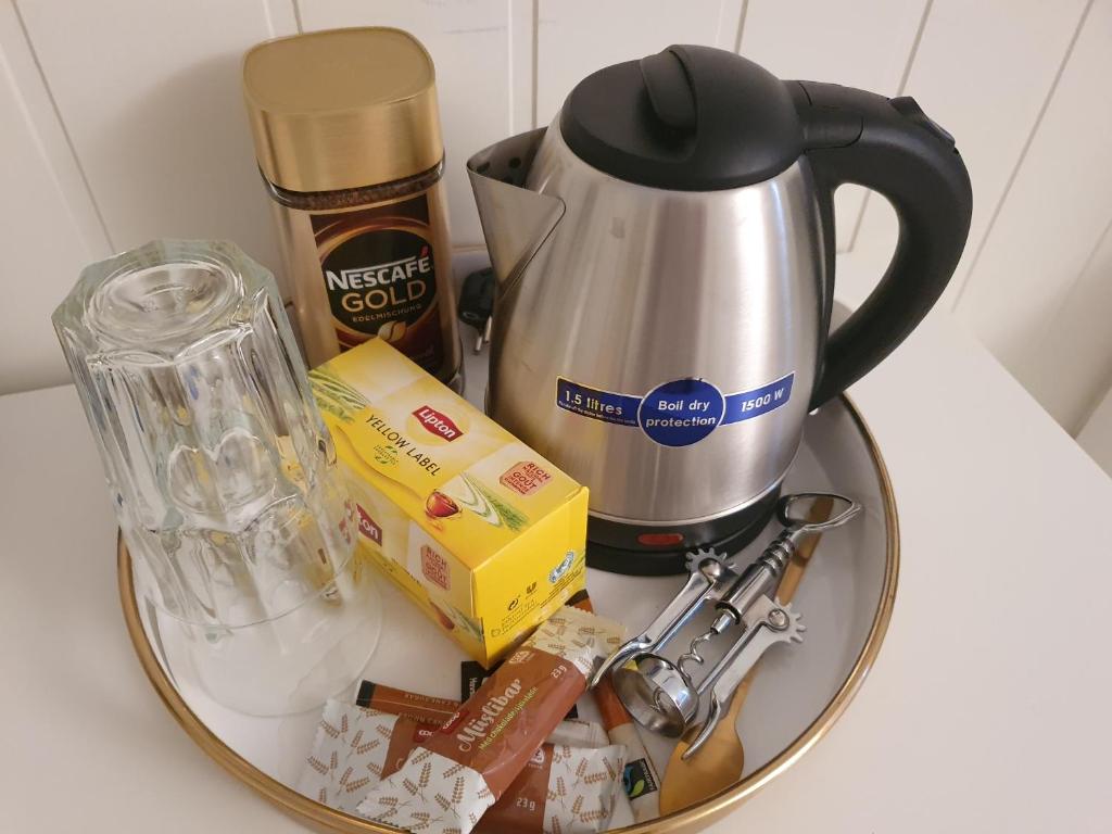 Příslušenství pro přípravu čaje a kávy v ubytování Bårdshaug Studio Apartment
