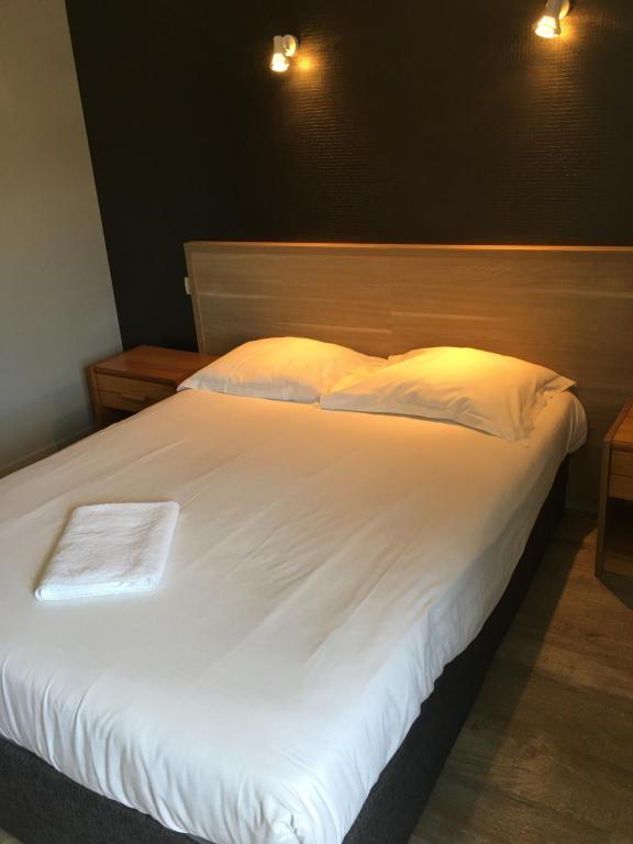 Ένα ή περισσότερα κρεβάτια σε δωμάτιο στο Hôtel le Bretagne et Restaurant Le Papillon