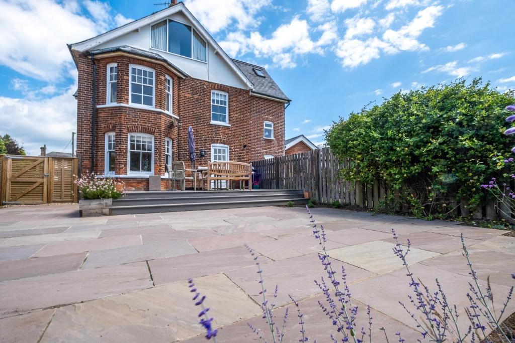 Casa de ladrillo con valla y patio en Lower Saltings, en Aldeburgh