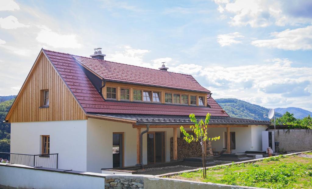 dom z czerwonym dachem w obiekcie Goldberg Appartement w mieście Krems an der Donau