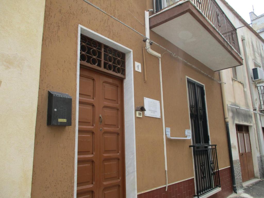 a door to a building with a balcony at Casa Il Pesco in Noto