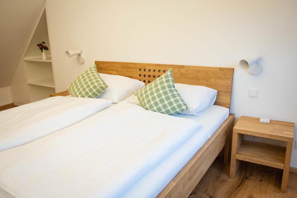 2 łóżka pojedyncze w pokoju ze stołem w obiekcie Goldberg Appartement w mieście Krems an der Donau