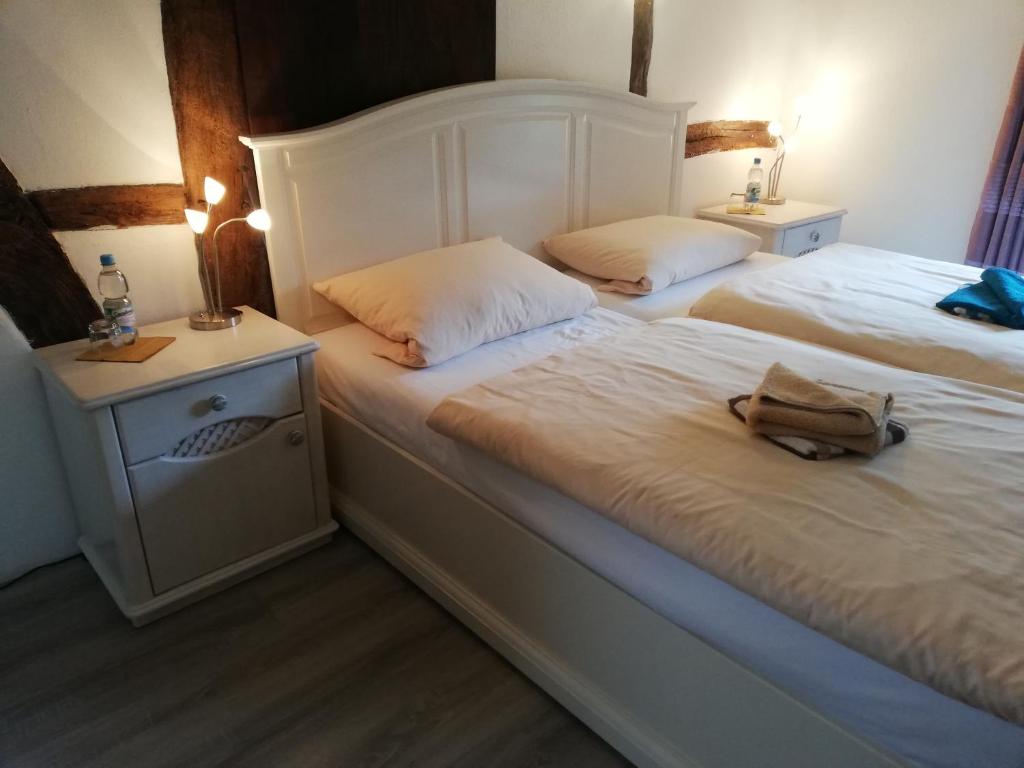 two beds in a bedroom with a bag sitting on them at Gästehaus Alte Liebe in Borgholzhausen