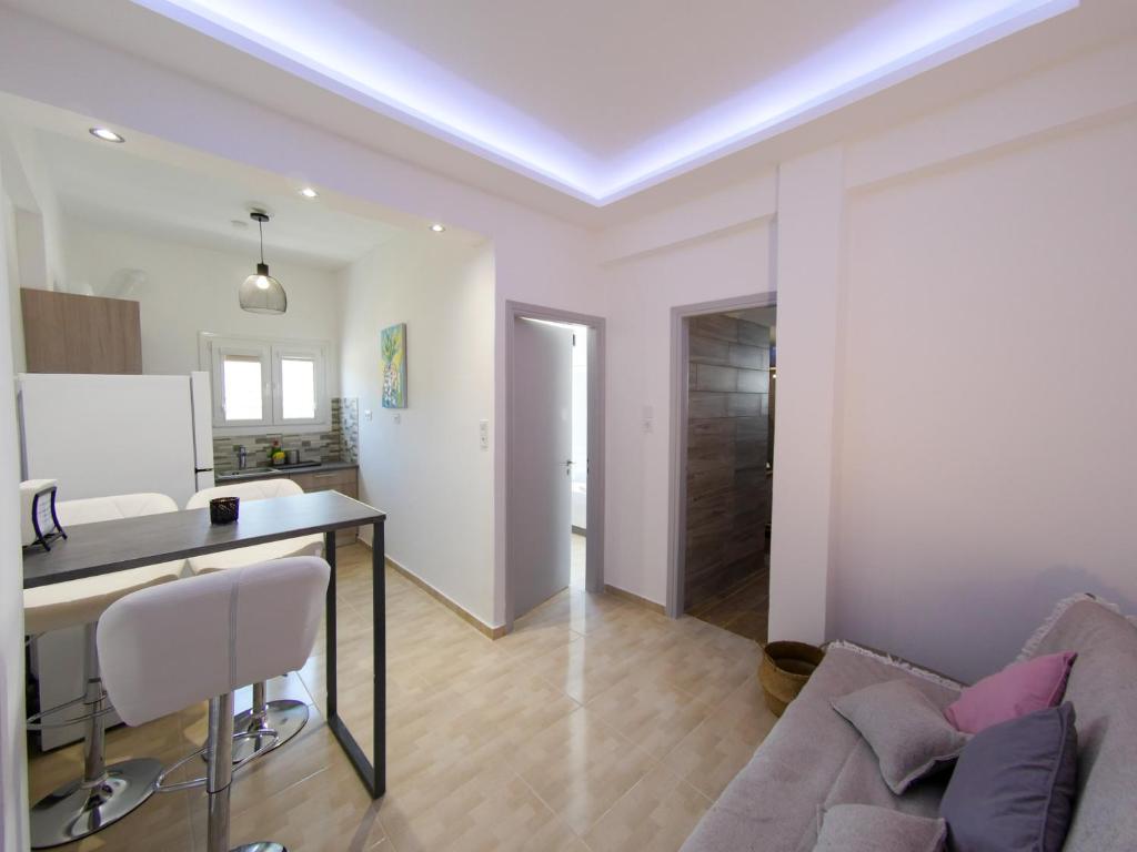 Lux Sea Apartment - Porto Rafti tesisinde bir oturma alanı