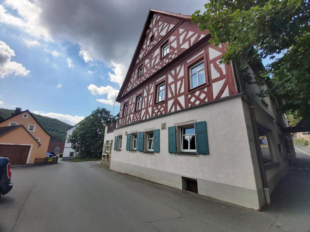 a building with aventh floor with windows on a street at Schwarzer Adler in Streitberg