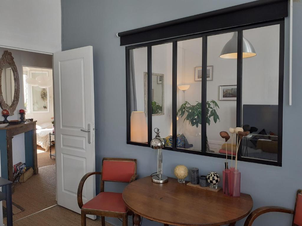 a dining room with a table and a window at Appartement cosy et lumineux 1 à 3 personnes in Caen