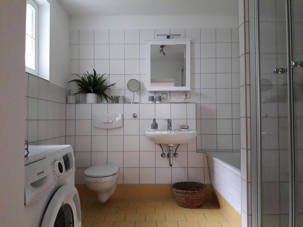ein Bad mit einem Waschbecken, einem WC und einer Dusche in der Unterkunft Ferienwohnung Kommunikation 5 in Brandenburg an der Havel