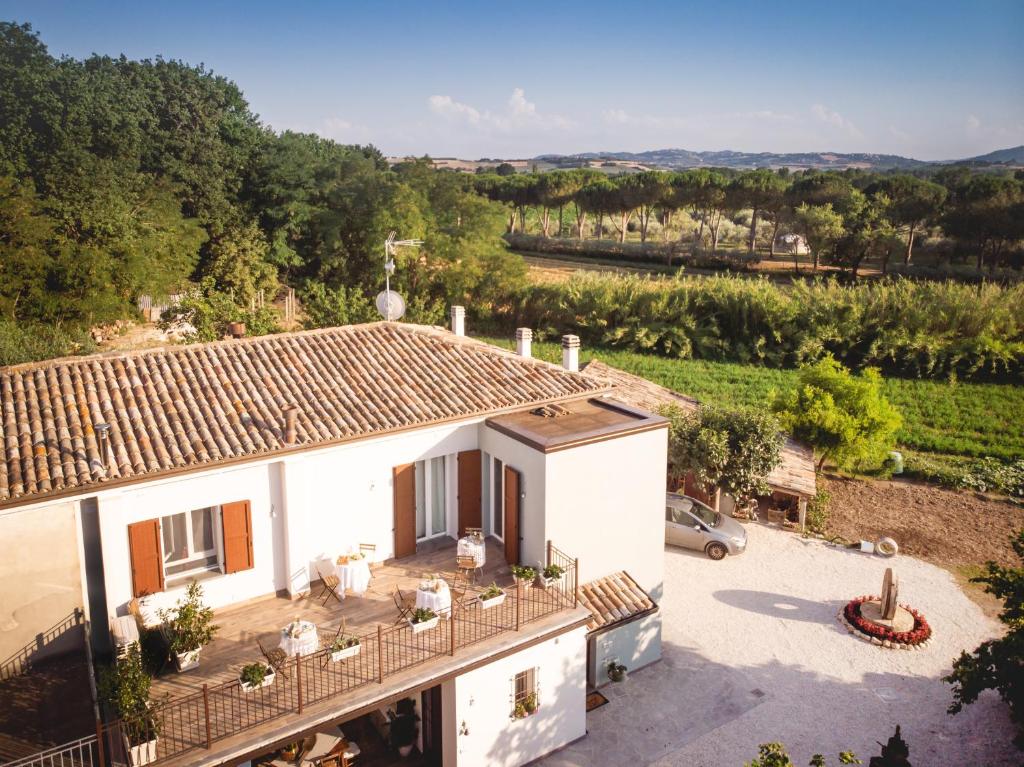 - une vue aérienne sur une maison avec une cour dans l'établissement La Dimora del Mugnaio, à San Giovanni in Marignano