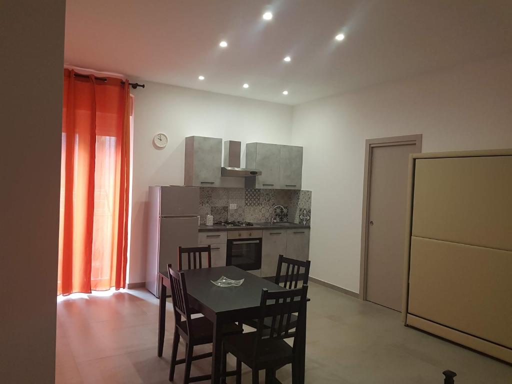 a kitchen with a table and chairs in a room at CasArcieri centro Parcheggio Moto e Biciclette gratuito in Barletta