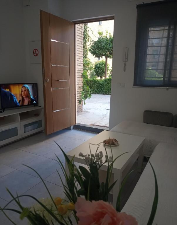 Televízia a/alebo spoločenská miestnosť v ubytovaní Camino Suarez 2