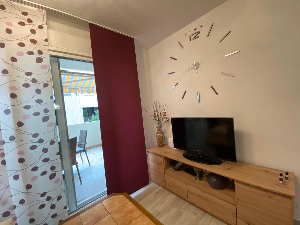 Televízia a/alebo spoločenská miestnosť v ubytovaní Priko Cetine