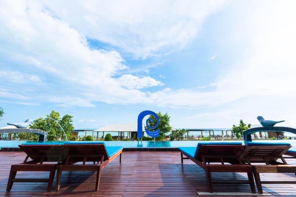 Bazén v ubytování Royal Phala Cliff Beach Resort nebo v jeho okolí
